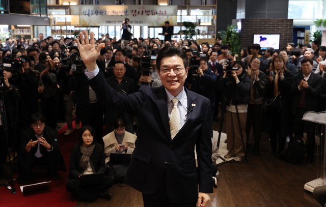 4일 정원오 성동구청장이 구청 청사를 떠나며 직원들에게 인사하고 있다. 정 구청장은 민주당 서울시장 후보경선에 나서기 위해 이날 사퇴했다. [연합뉴스]