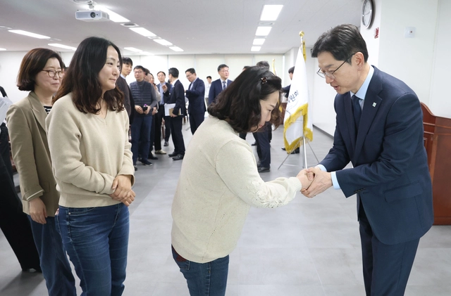 김경수 지방시대위원장이 4일 세종시 지방시대위원회 대회의실에서 열린 퇴임식에서 기획단 직원들과 악수하고 있다. 2026.3.4 [지방시대위원회 제공]