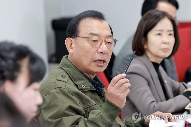 국민의힘 이정현 공천관리위원장이 지난달 23일 서울 영등포구 여의도 중앙당사에서 열린 제9회 전국동시지방선거 중앙당 공관위 도시락 회의에 참석해 공관위원들과 논의하고 있다. 연합뉴스
