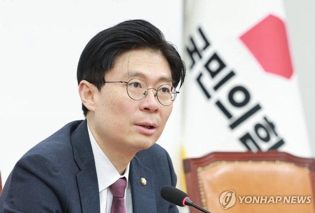 국민의힘 인재영입위원장인 조정훈 의원이 4일 국회에서 영입인재를 발표하고 있다. 연합뉴스