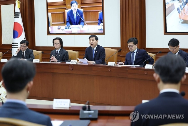 구윤철 경제부총리가 5일 정부서울청사에서 열린 민생물가 특별관리 관계장관 TF 회의에서 발언을 하고 있다. 이날 회의에서는 중동사태에 따른 에너지 가격동향 및 대응방안 등이 논의됐다. 연합뉴스
