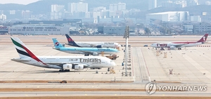 韓 관광객 79명만 먼저 입국…두바이 발묶인 300여명 귀국편 확보 ‘난항’