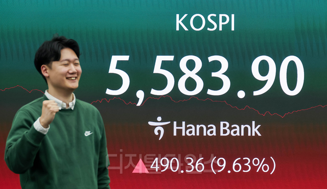 최근 연이틀 폭락한 코스피가 급반등해 단숨에 5580대를 회복한 5일 서울 중구 하나은행 딜링룸에서 직원이 업무를 보고 있다. [디지털타임스 DB]
