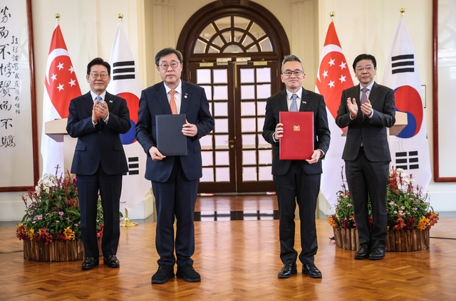 이재명(왼쪽부터) 대통령, 박윤규 정보통신산업진흥원장과 싱가포르 찬 찬 과학기술청장, 로렌스 웡 총리가 지난 2일 싱가포르 외교부에서 진행된 업무협약식에서 기념촬영하고 있다. NIPA 제공
