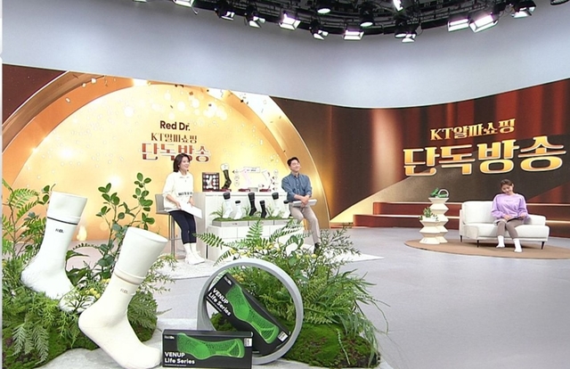 KT알파 쇼핑 스튜디오에서 ‘레드닥터 벤업 라이프 시리즈’ 방송 녹화가 진행되고 있다. [KT알파 쇼핑 제공]