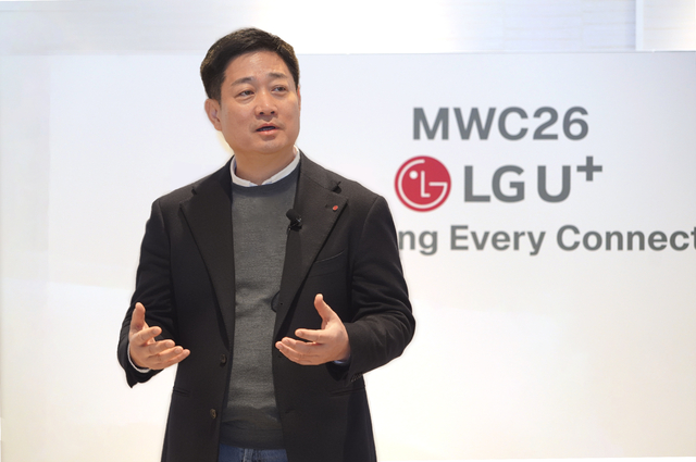 홍범식 LG유플러스 최고경영자(CEO)가 4일(현지시간) 스페인 바르셀로나에서 열린 MWC26 기자 간담회에서 ‘글로벌 인공지능(AI) 소프트웨어 기업’으로 도약하겠다는 중장기 비전을 제시하고 있다. LG유플러스 제공