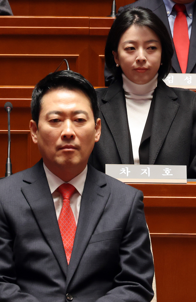 지난 2월 12일 국민의힘 배현진 의원이 국회 본청에서 열린 당 의원총회에서 장동혁 당대표의 바로 뒷자리에 앉아 있다.[연합뉴스 사진]