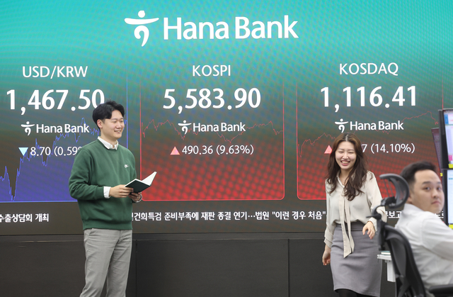 최근 연이틀 폭락한 코스피가 급반등해 단숨에 5,580대를 회복한 5일 서울 중구 하나은행 딜링룸에서 직원이 업무를 보고 있다. [연합뉴스]