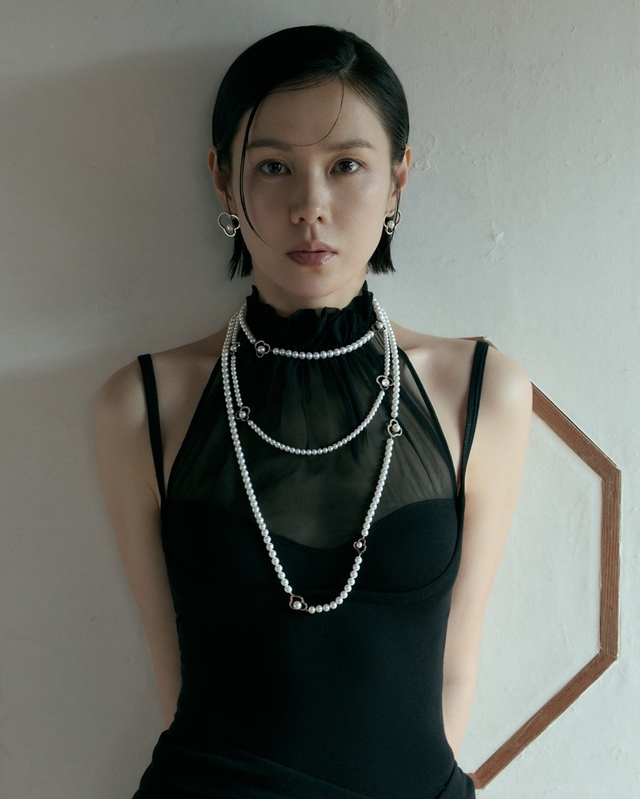 chants signature Necklace, chants signature large Earrings   [타사키 제공]