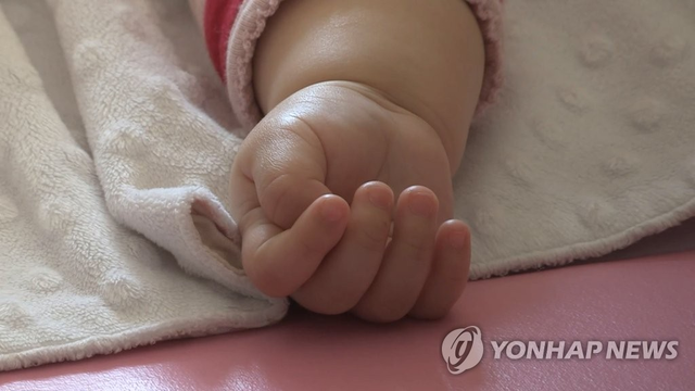 아기 손  *사진은 기사와 관련 없습니다. [연합뉴스TV 캡처]