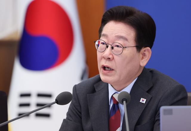 이재명 대통령이 5일 청와대에서 열린 중동 상황 대응책 논의를 위한 국무회의에서 발언하고 있다. 연합뉴스