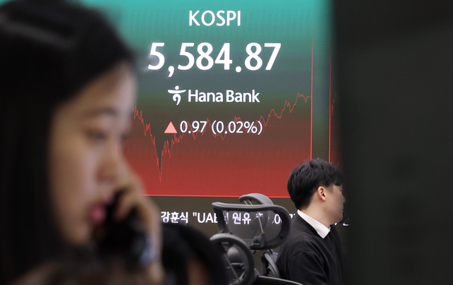 6일 서울 중구 하나은행 본점 딜링룸 현황판에 코스피가 표시돼 있다. [연합뉴스]