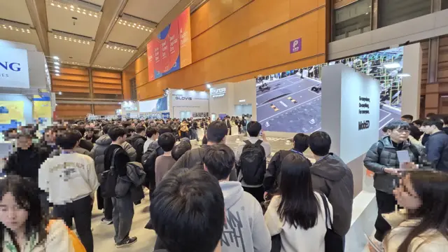 서울 삼성동 코엑스에서 6일 열린 ‘2026 스마트공장·자동화산업전’(AW 2026) 현대자동차그룹 로보틱스랩 부스에서 진행된 모베드 시연에 수많은 인파가 몰려 있다. 장우진 기자