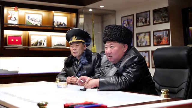 구축함 ‘최현호’ 함내서 담배 피우는 김정은 북한 국무위원장  [조선중앙TV 화면=연합뉴스]