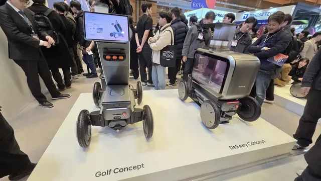 서울 삼성동 코엑스에서 6일 열린 ‘2026 스마트공장·자동화산업전’(AW 2026) 현대자동차그룹 로보틱스랩 부스에서 모베드 콘셉트 모델을 관람객들이 구경하고 있다. 장우진 기자