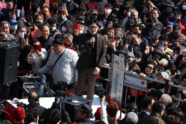 한동훈 전 국민의힘 대표가 7일 부산 북구 구포시장을 찾아 상인들과 지지자들에게 인사를 하고 있다.   [연합뉴스]