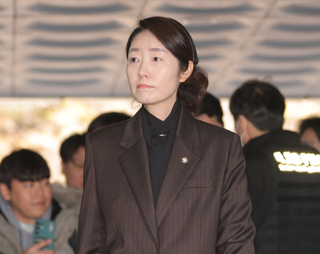 ‘1억 공천헌금’ 의혹을 받는 강선우 무소속 의원이 지난 3일 서울 서초구 서울중앙지방법원에서 열린 구속 전 피의자 심문(영장실질심사)에 출석하고 있다.  [연합뉴스]