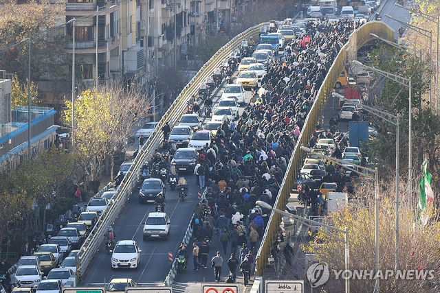 이란 시내의 시위대 모습 [AP 연합뉴스 자료사진]