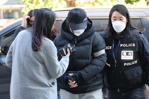 생후 20개월 된 딸을 방임해 숨지게 한 혐의를 받는 20대 친모가 7일 오후 구속 전 피의자 심문(영장실질심사)이 열리는 인천지법에 들어서고 있다.  [연합뉴스]