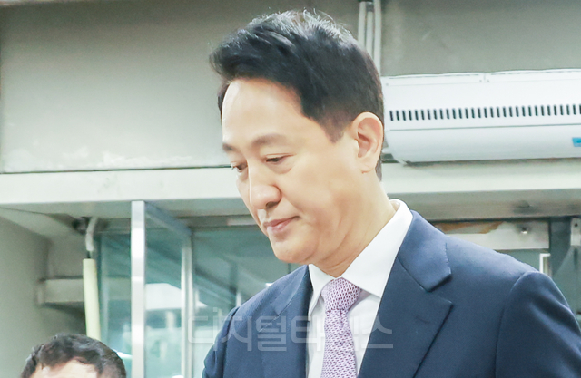 ‘명태균 여론조사 의혹’으로 불구속 기소된 오세훈 서울시장이 4일 서울중앙지방법원에서 열리는 첫 공판에 출석하고 있다. 박동욱 기자 fufus@