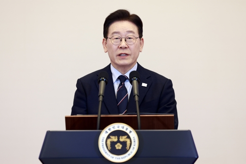 6일 청와대 영빈관에서 열린 2026년 준장 진급 장성 삼정검 수여식에서 격려사를 하고 있는 이재명 대통령.  [청와대통신사진기자단]