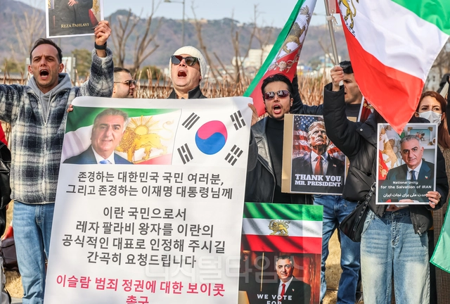 재한이란인네트워크 등 관련단체 참석자들이 8일 서울 종로구 의정부터 앞에서 ‘이란 정부 반대 및 미국 지지’ 집회를 하고 있다. 박동욱 기자 fufus@