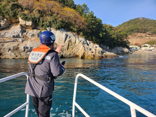 8일 실종된 낚시객을 수색하고 있는 통영해경.[통영해양경찰서 제공·연합뉴스 사진]