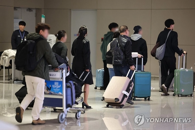 미국·이스라엘이 이란을 공격하며 중동 정세가 악화하는 가운데 지난 5일 중동을 방문했던 여행객·기타 이용객들이 인천국제공항 제2여객터미널을 통해 입국하고 있다. [연합뉴스]
