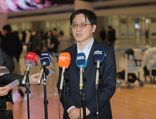 미국을 방문해 관세 문제 등 통상 현안을 협의한 김정관 산업통상부 장관이 8일 인천국제공항 제2여객터미널을 통해 귀국해 발언하고 있다. [영종도=연합뉴스]