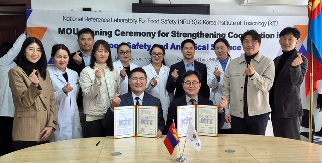 허정두(맨 앞줄 오른쪽) KIT 소장이 몽골 국가식품안전표준연구소(NRL)와 협약을 체결하고 두 기관 주요 인사들과 기념촬영을 하고 있다. KIT 제공.