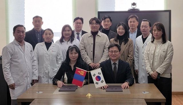 허정두(맨 앞줄 오른쪽) KIT 소장이 몽골 수의위생중앙실험실(SCVL)과 협약을 체결하고 기념촬영을 하고 있다. KIT 제공.