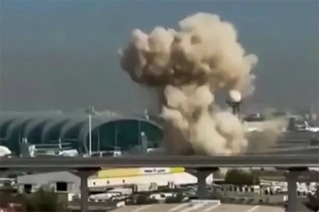 지난 3월 7일(현지시간) 아랍에미리트(UAE) 두바이 공항에서 이란의 공습으로 폭발이 발생한 모습.[로이터 연합뉴스]