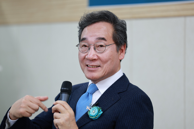 새미래민주당 초대 대표이자 상임고문인 이낙연 전 국무총리가 국가과제연구원 원장 자격으로 3월 7일 스페이스쉐어 서울역센터에서 ‘독재와 야만을 끝내자’는 주제로 새민주 특별초청 시국강연을 하고 있다.[새미래민주당 제공]