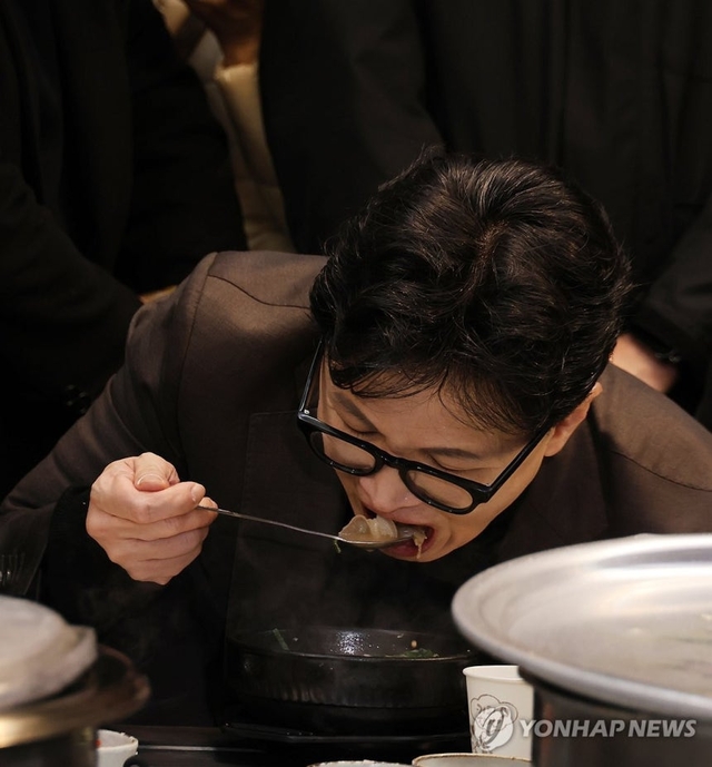한동훈 전 국민의힘 대표가 7일 부산 북구 구포시장의 한 국밥집을 찾아 국밥을 먹고 있다. 연합뉴스