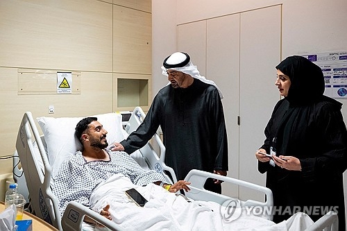 셰이크 무함마드 빈 자이드 알나하얀 아랍에미리트(UAE) 대통령이 6일(현지시간) 아부다비 병원을 찾아 입원한 부상자를 만나고 있다. UAE대통령실 제공. 로이터=연합뉴스