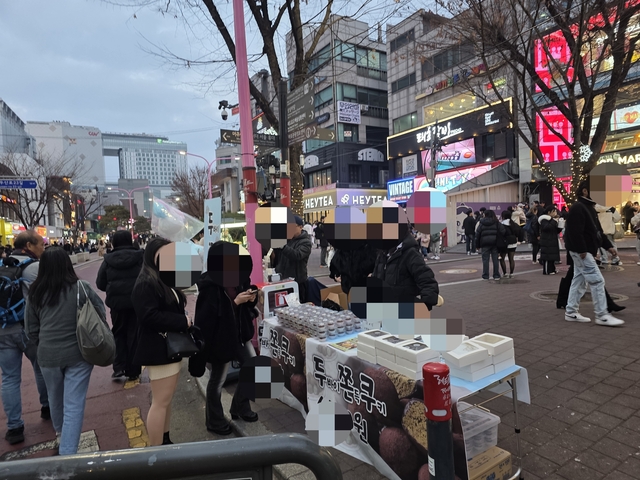 서울 시내 한복판에서 상인들이 ‘두바이 쫀득 쿠키’를 판매하고 있다. 사진= 김수연기자 newsnews@