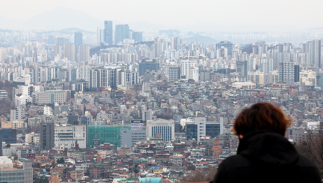 서울 남산 전망대에서 바라본 아파트 단지. [연합뉴스 제공]