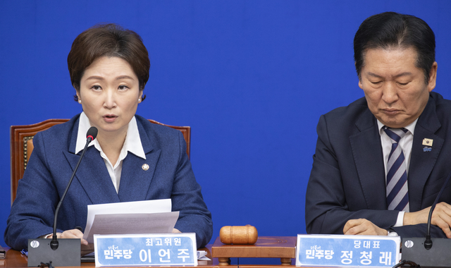이언주(왼쪽) 더불어민주당 최고위원이 지난 3월 4일 국회에서 열린 민주당 최고위원회의에서 발언하고 있다. 오른쪽은 정청래 당대표.[연합뉴스 사진]