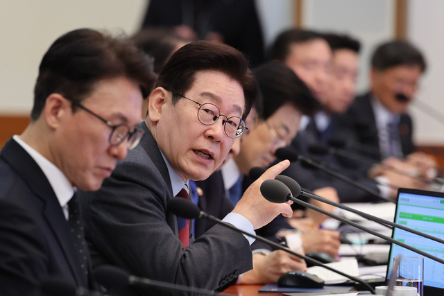 기름값 2000원 임박…정부 ‘석유 최고가격제’ 카드 만지작
