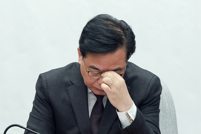 송언석 국민의힘 원내대표가 6일 국회에서 열린 원내대책회의에 참석해 안경을 고쳐 쓰고 있다. [연합뉴스]