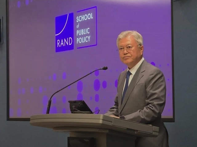 문재인 전 대통령이 지난 3월 6일(현지시간) 미국 로스앤젤레스(LA) 산타모니카 랜드연구소에서 열린 좌담회에서 기조연설을 하고 있다.[문재인 전 대통령 SNS 갈무리·연합뉴스]