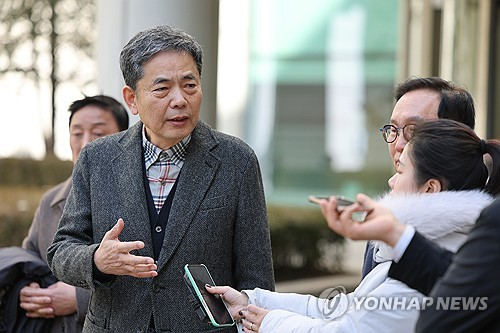곽상도(왼쪽) 전 의원이 지난 2월 6일 서울 서초구 서울중앙지방법원에서 열린 1심 선고를 마친 후 입장을 밝히고 있다. 이날 법원은 ‘대장동 50억 클럽’ 관련 범죄 수익을 은닉한 혐의를 받는 곽 의원에 대한 공소를 기각했다. [연합뉴스]