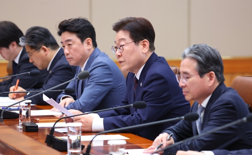 이재명 대통령이 9일 청와대에서 중동상황 관련 비상경제점검회의를 주재하고 있다. [연합뉴스]
