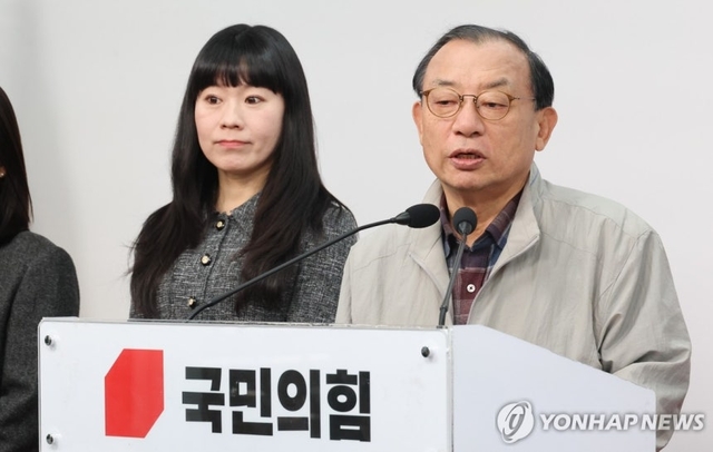 국민의힘 이정현 공천관리위원장이 9일 서울 영등포구 여의도 중앙당사에서 기자간담회를 하고 있다. 연합뉴스