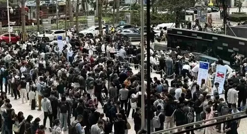 중국 텐센트 클라우드가 지난 6일 연 오픈클로 무료설치 행사에 설치를 원하는 이용자들이 길게 줄을 서 있다. SCMP 홈페이지 캡처
