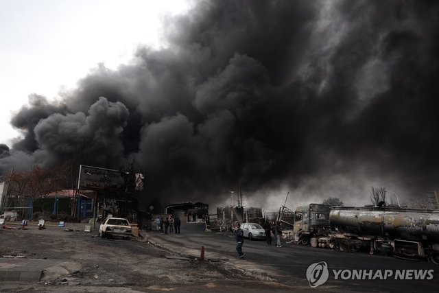 이스라엘의 폭격을 당한 이란 샤흐런 석유저장소. EPA 연합뉴스