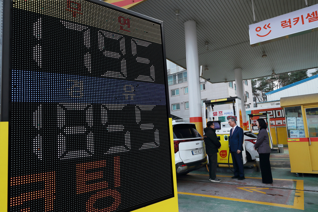 손주석(가운데) 한국석유공사 사장이 9일 울산 자영알뜰주유소를 방문, 석유제품 가격 현황을 점검하고 있다. [석유공사 제공]
