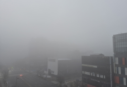 안개가 짙게 낀 지난 2월 25일 오전 전북 전주시 완산구 효자동 일대에서 차들이 서행 운전을 하고 있다. [전주=연합뉴스]