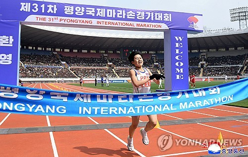 북한 김일성 생일을 맞아 지난해 4월 6일 제31차 평양국제마라톤경기대회가 열렸다고 조선중앙통신이 7일 보도했다. [평양 조선중앙통신=연합뉴스]