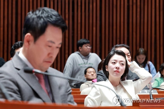 국민의힘 장동혁 대표가 9일 국회에서 열린 의원총회에 참석해 송언석 원내대표 발언을 듣고 있다. 장 대표 오른쪽은 서울시당위원장인 배현진 의원. 연합뉴스
